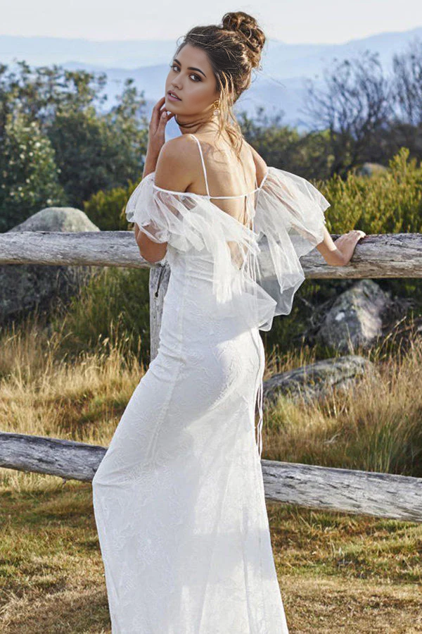 Vestidos de novia blancos de tul sin mangas con cola de corte playero